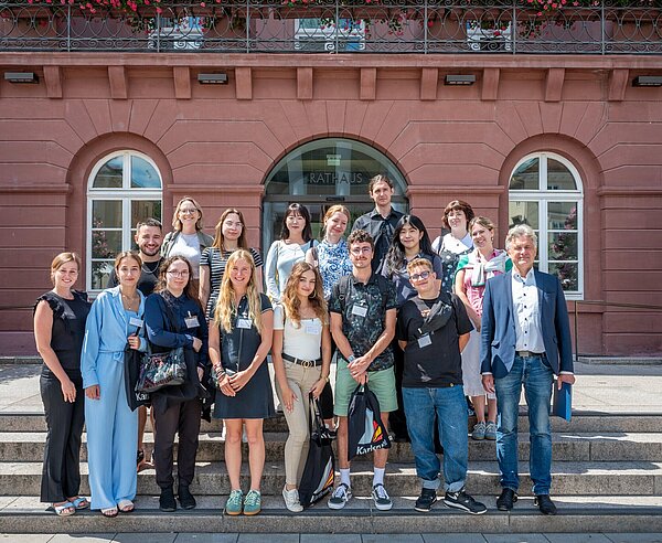 Begrüßung der Sommerpraktikantinnen und -praktikanten vor dem Rathaus durch OB Dr. Frank Mentrup