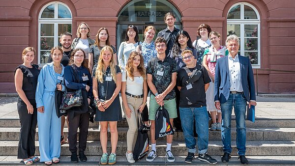 Begrüßung der Sommerpraktikantinnen und -praktikanten vor dem Rathaus durch OB Dr. Frank Mentrup