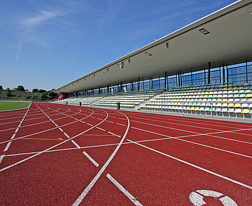 Blick von der Tartanbahn zur überdachten Tribüne.
