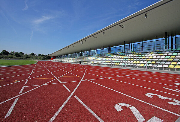 Blick von der Tartanbahn zur überdachten Tribüne.