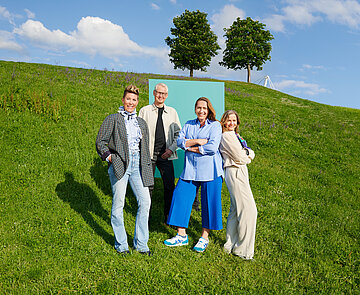 Gruppe von vier Menschen, drei Frauen und ein Mann die zusammen auf dem Mount Klotz in der Günther-Klotz-Anlage stehen