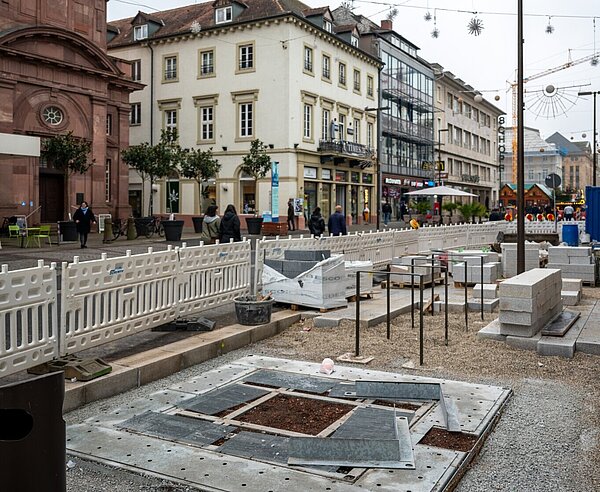 Baustelle zur Neugestaltung der Fußgängerzone vor der Kleinen Kirche