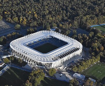 Das BBBank Wildpark-Stadion erfreut sich seit der Eröffnung 2023 großer Beliebtheit – nur einzelne Maßnahmen müssen noch „nachgeschärft“ werden. Im Fokus stehen Bolzen in der Dachkonstruktion. 