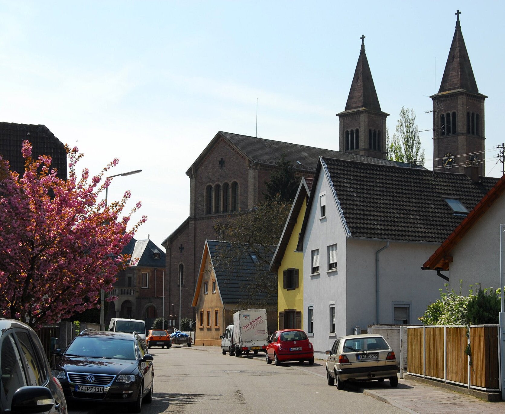 Eine Straße in Bulach mit den beiden Türmen der St. Cyriakus Kirche im Hintergrund.