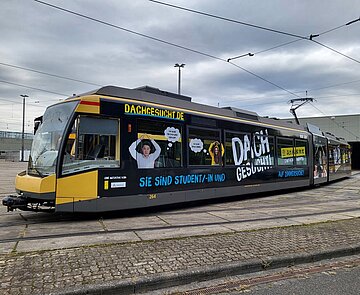 In diesem Jahr macht die Wohnraum-Kampagne "Dach gesucht" mit einer beklebten Straßenbahn auf sich aufmerksam. 