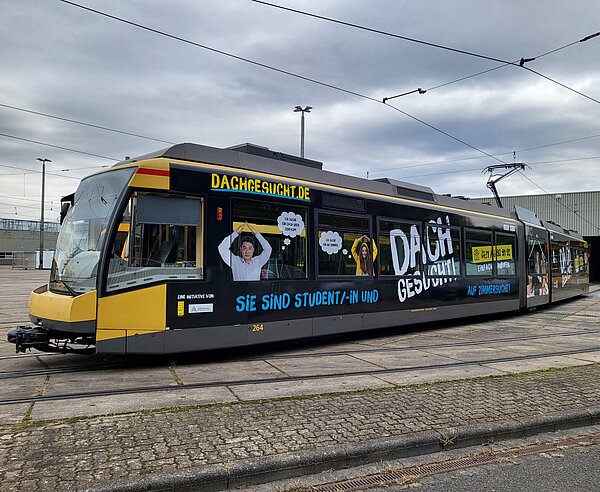 In diesem Jahr macht die Wohnraum-Kampagne "Dach gesucht" mit einer beklebten Straßenbahn auf sich aufmerksam. 