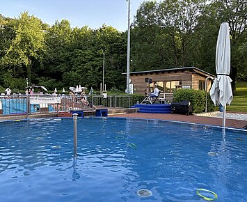 Eltern-und-Kind-Schwimmen im Freibad Wölfle