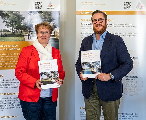 Karlsruhes Erste Bürgermeisterin Gabriele Luczak-Schwarz und Jonathan Faller vom Liegenschaftsamt präsentieren das Prospekt zu "Zukunft Nord".