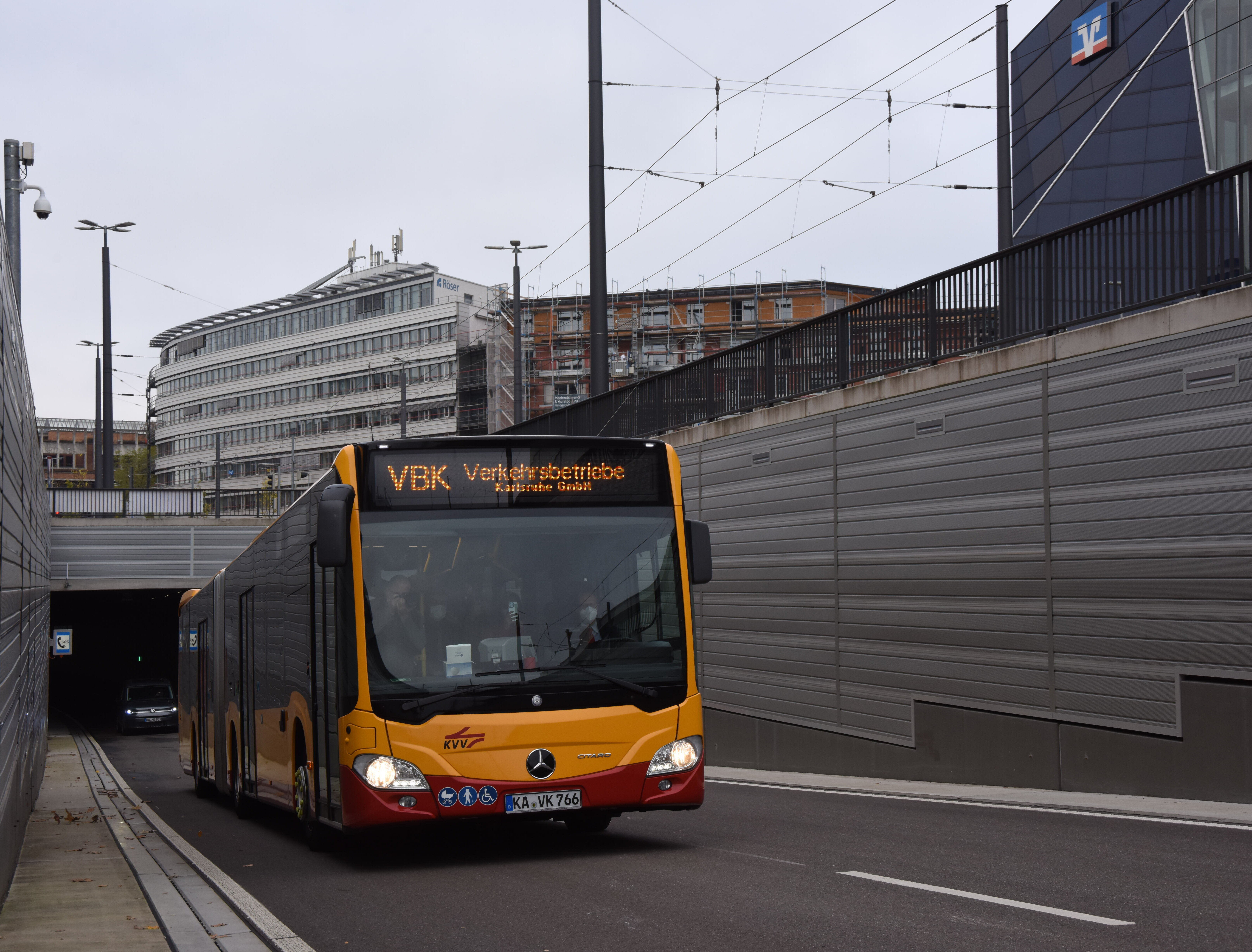 Bus fährt aus dem Karoline-Luise-Tunnel.