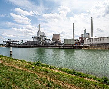 Ansicht des Kohlekraftwerks mit Hafenbecken im Vordergrund