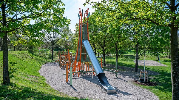 Blick auf die große Kletteranlage mit mehreren Ebenen und Röhrenrutsche
