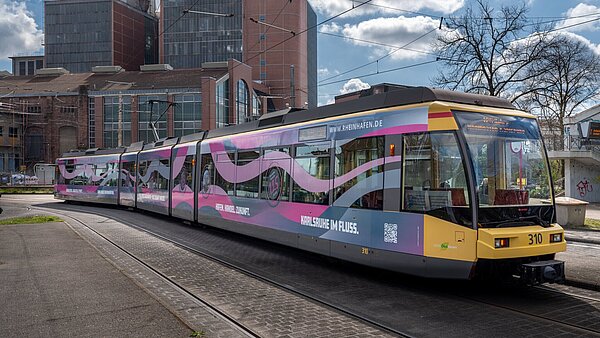 Stadtbahn an der Haltestelle Rheinhafen mit Aufdruck zum Jubiläum  125 Jahre Rheinhäfen Karlsruhe