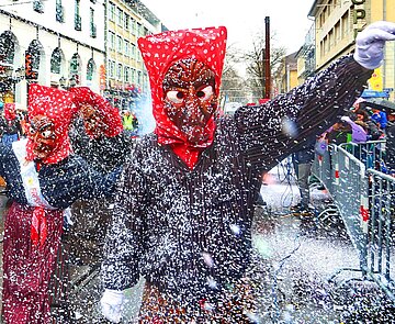Hexengruppe im Konfettiregen beim Karlsruher Fastnachtsumzug.