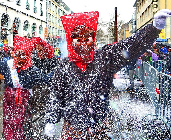 Hexengruppe im Konfettiregen beim Karlsruher Fastnachtsumzug.