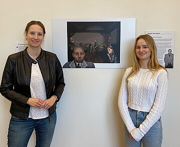 Dr. Christiane Sutter mit Finja Billes vor dem Kunstwerk