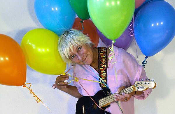 Frau Antje mit der Ukulele stand mit ihrem Soloprogramm schon auf vielen Bühnen.