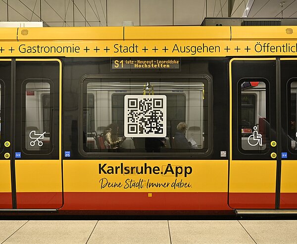 Auf Wagen 330 ist die Straßenbahnwerbung für die Karlsruhe.App im Stadtgebiet nun für ein Jahr zu sehen. 