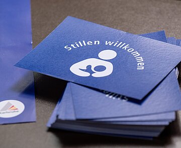 Eine Postkarte mit der Aufschrift "Stillen Willkommen" auf einem Tisch