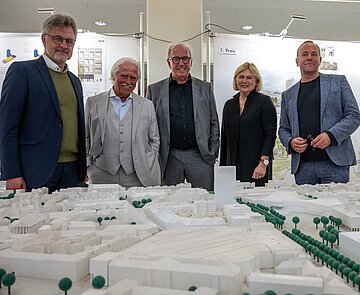 Erfreut über das Wettbewerbsergebnis zeigen sich OB Mentrup, Peter Unmüssig, Wolfgang Riehle,Stadtplanungsamtsleiterin Anke Karmann-Woessner und BM Fluhrer (v.l.).