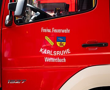 Nahaufnahme des Aufdrucks der Freiwilligen Feuerwehs Wettersbach auf der Seite eines Feuerwehrautos