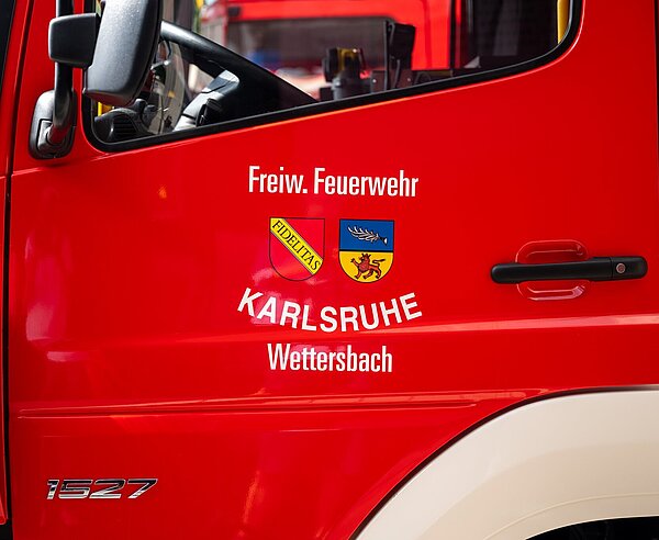 Nahaufnahme des Aufdrucks der Freiwilligen Feuerwehs Wettersbach auf der Seite eines Feuerwehrautos