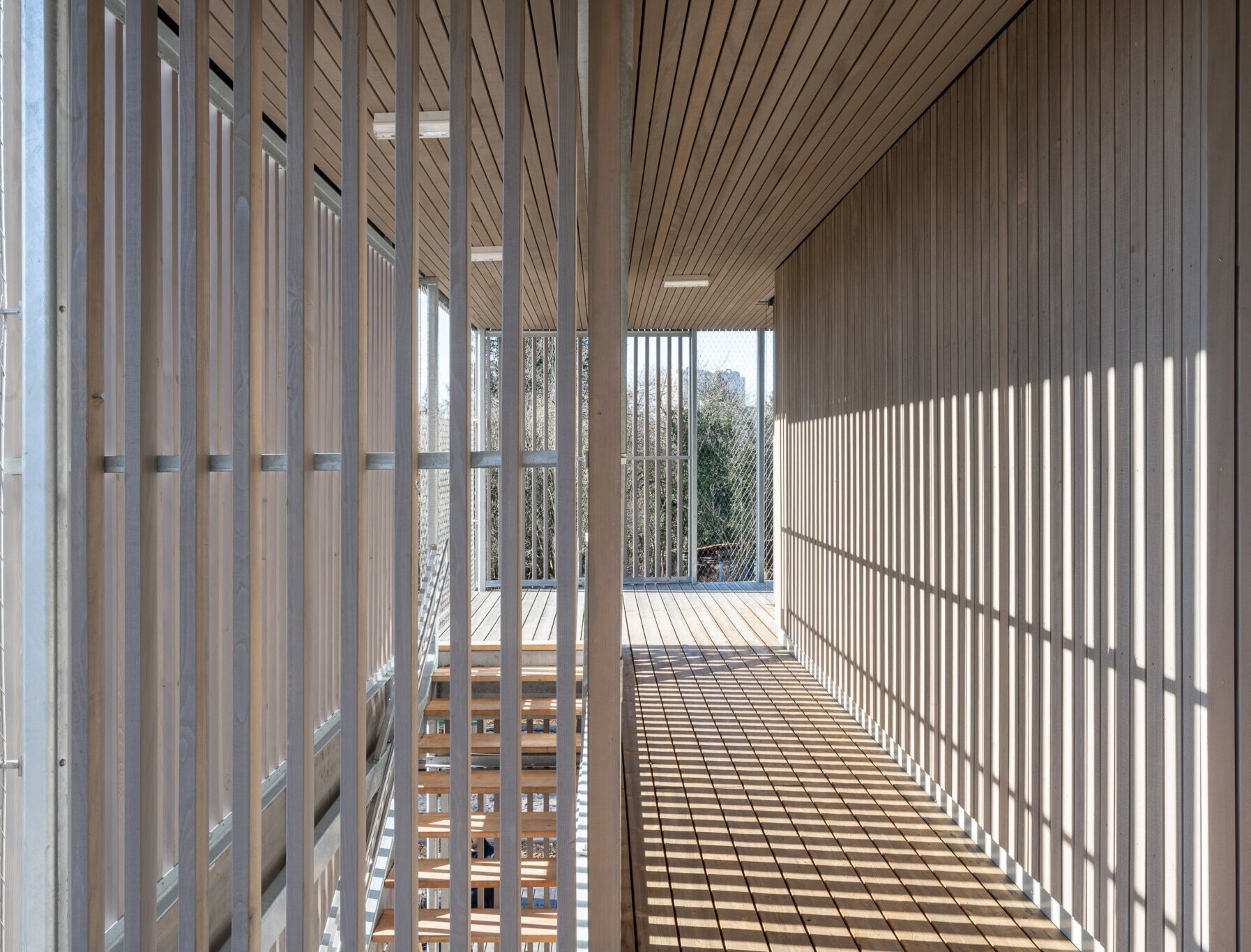 Holz-Loggia im Außenbereich des Obergeschosses