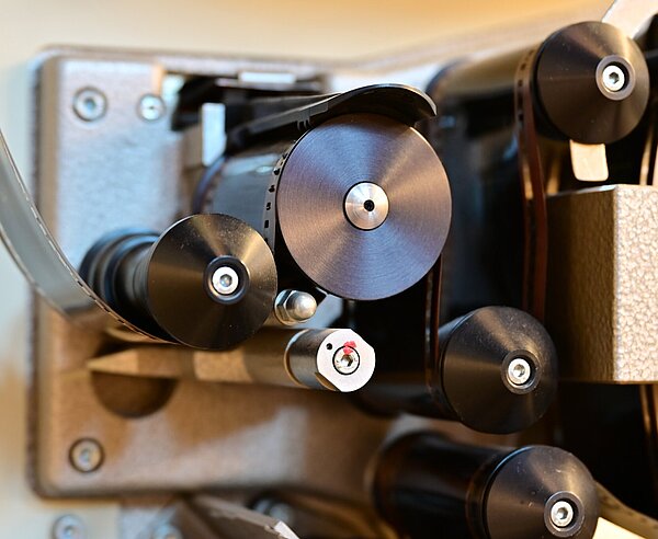Antiker Kameraprojektor im Filmtheater Schauburg.