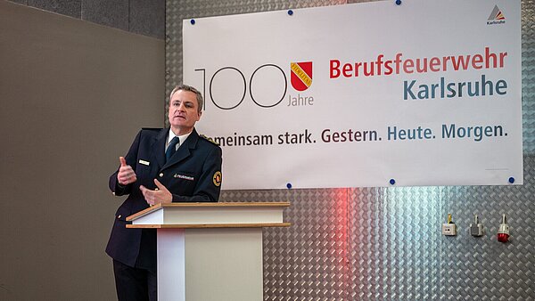 Stadtkommandant Florian Geldner begrüßt auf der Pressekonferenz 100 Jahre Berufsfeuerwehr