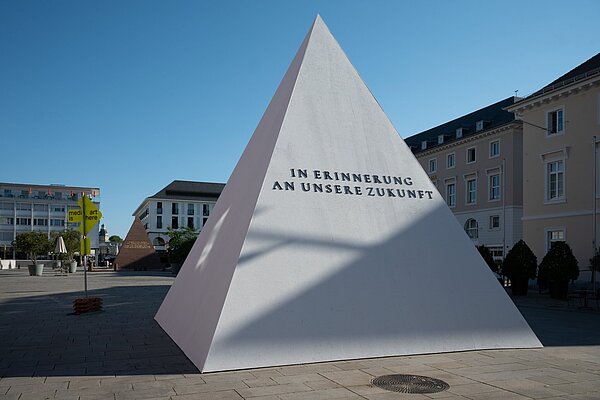 Die weiße „Pyramide von morgen“ will eine Zukunftsvision darstellen.