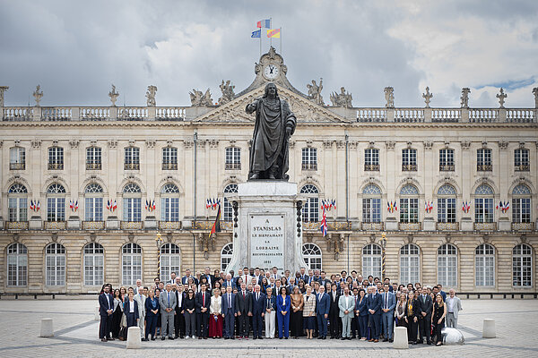 Gruppenfoto der Teilnehmenden des U7-Gipfels vor dem Rathaus von Nancy.