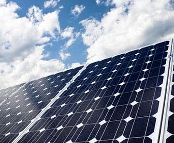 Photovoltaikplatte vor Himmel mit Wolken. 