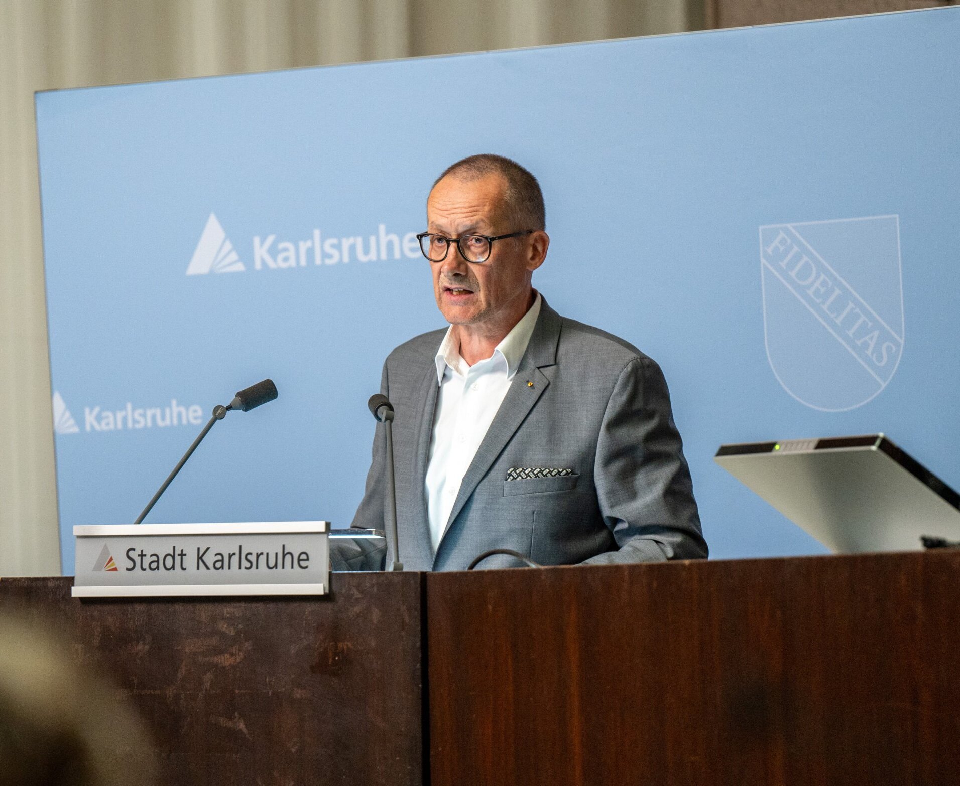 FDP-Stadtrat Thomas Hock hält seine Haushaltsrede vor dem Gemeinderat.