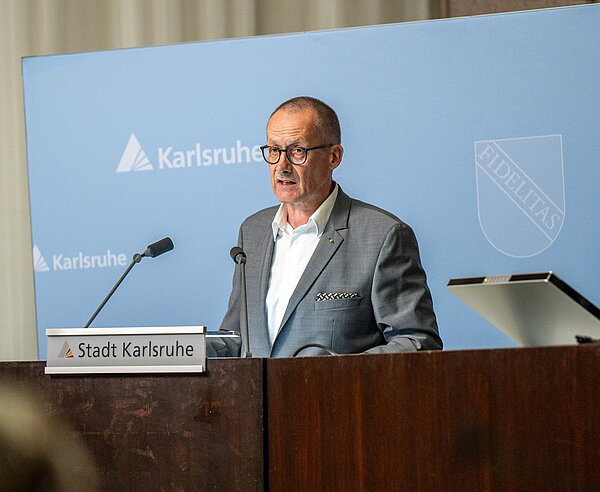 FDP-Stadtrat Thomas Hock hält seine Haushaltsrede vor dem Gemeinderat.