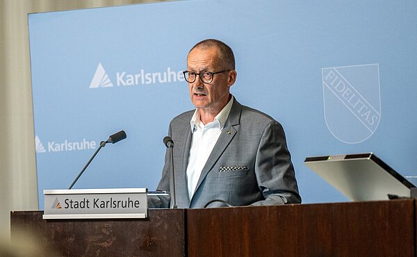 FDP-Stadtrat Thomas Hock hält seine Haushaltsrede vor dem Gemeinderat.