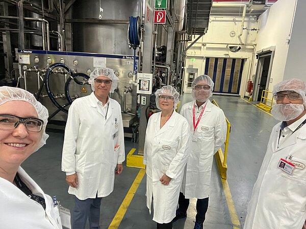 Besuchten die Produktion von L'Oréal: Erste Bürgermeisterin Gabriele Luczak-Schwarz und Oberbürgermeister Dr. Frank Mentrup (2. und 3. v.r.).