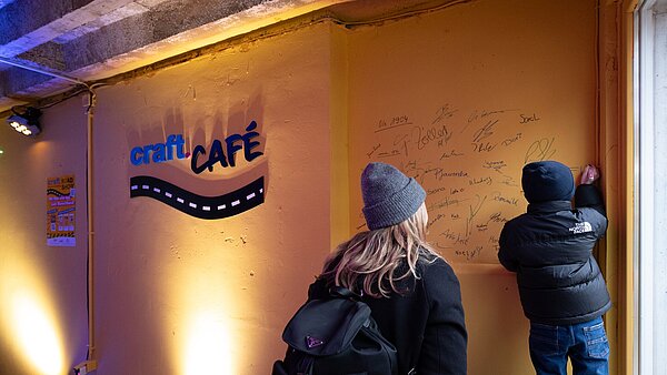 An der Wand des Pop-Up-Stores dürfen sich die Besucherinnen und Besucher verewigen.