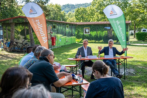 Die diesjährige Sommer-Pressekonferenz fand auf dem Campingplatz in Durlach statt. 