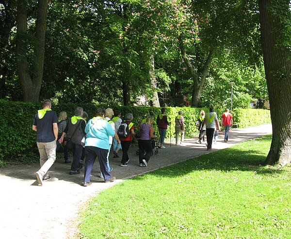 die Vereinsinitiative Gesundheitssport INI führt mit Unterstützugn des UA kostenlose Kurse durch, die an Apotheken beginnen und enden udn ältere Menschen niederschwellig zu Bewegung animieren