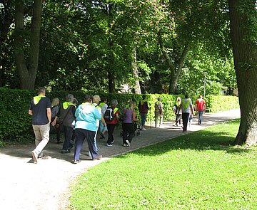 die Vereinsinitiative Gesundheitssport INI führt mit Unterstützugn des UA kostenlose Kurse durch, die an Apotheken beginnen und enden udn ältere Menschen niederschwellig zu Bewegung animieren