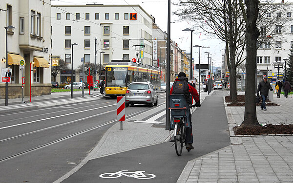Ein Radfahrer fährt auf dem Radweg.