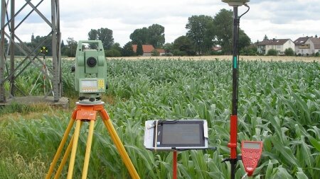 Vermessungsgerät im Feld