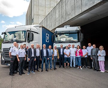 Begleiteten die Abfahrt der Transporte: Landrat Schnaudigel (4. v.l.), Igor Szutak (5. v. l.), OB Mentrup (Mitte) und Michael Hohmann (8. v. r.).