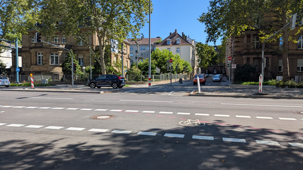 Das Foto zeigt die neue Querungsmöglichkeit für den Fuß- und Radverkehr an der Leopoldstraße – über die Kriegsstraße.