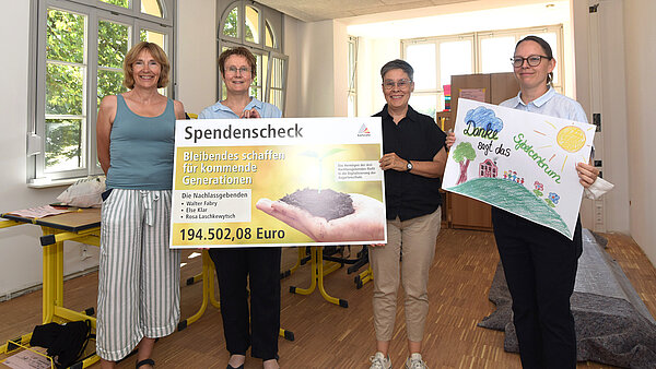 Das Team Nachlässe und Stiftungen der Stadt Karlsruhe übergibt einen symbolischen Scheck an die Heimstiftung