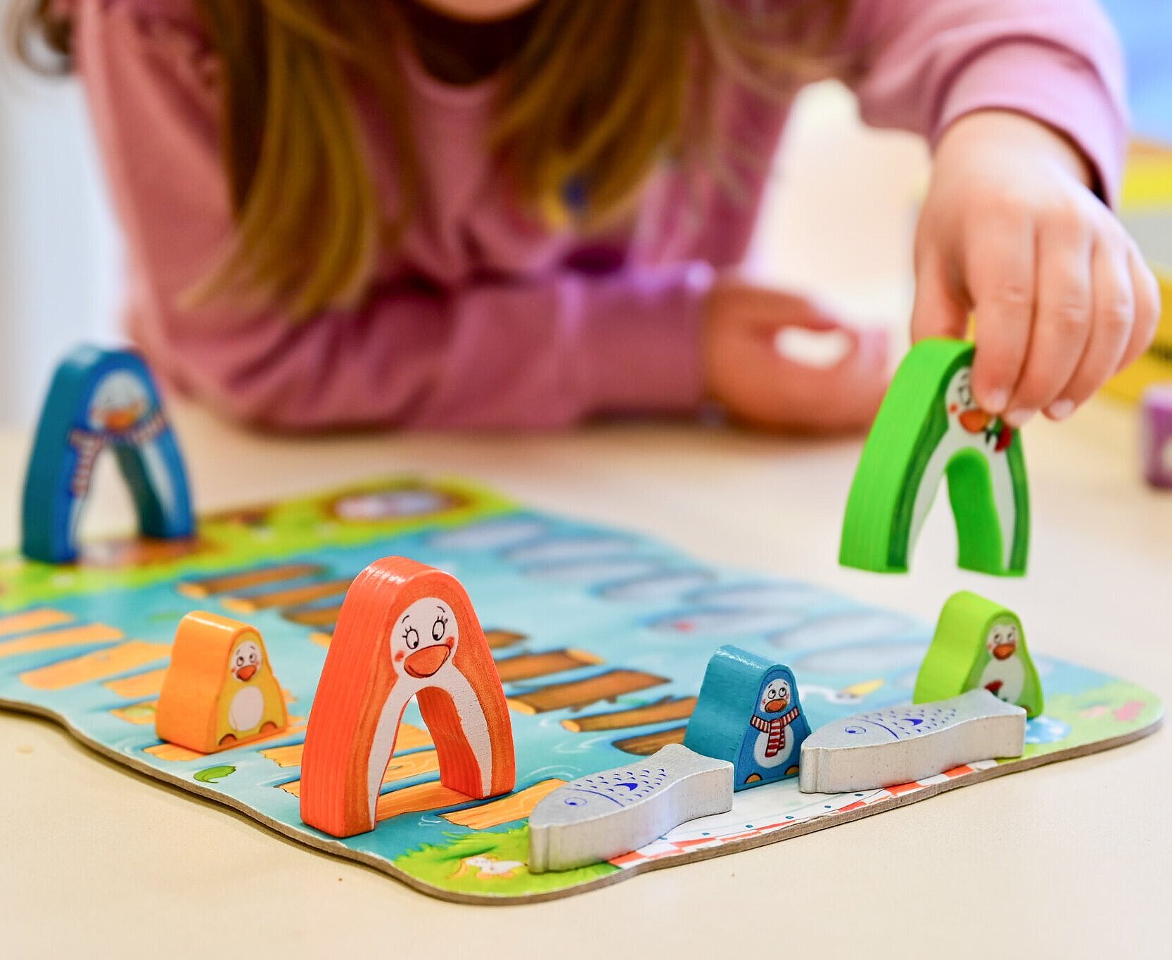 Kind spielt Brettspiel