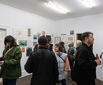 Ausstellungsansicht mit Besuchenden im Rahmen des Kunstrauschens 2024