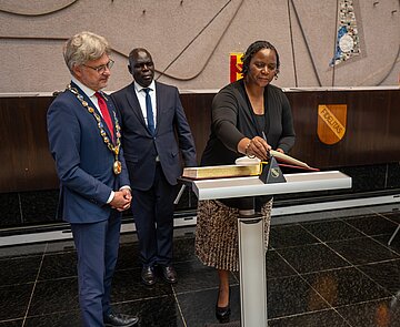 Oberbürgermeister Dr. Frank Mentrup (Mitte) mit der Botschafterin Simbabwes, Alice Mashingaidze, und dem Botschafter Ugandas, Stephen Mubiru.