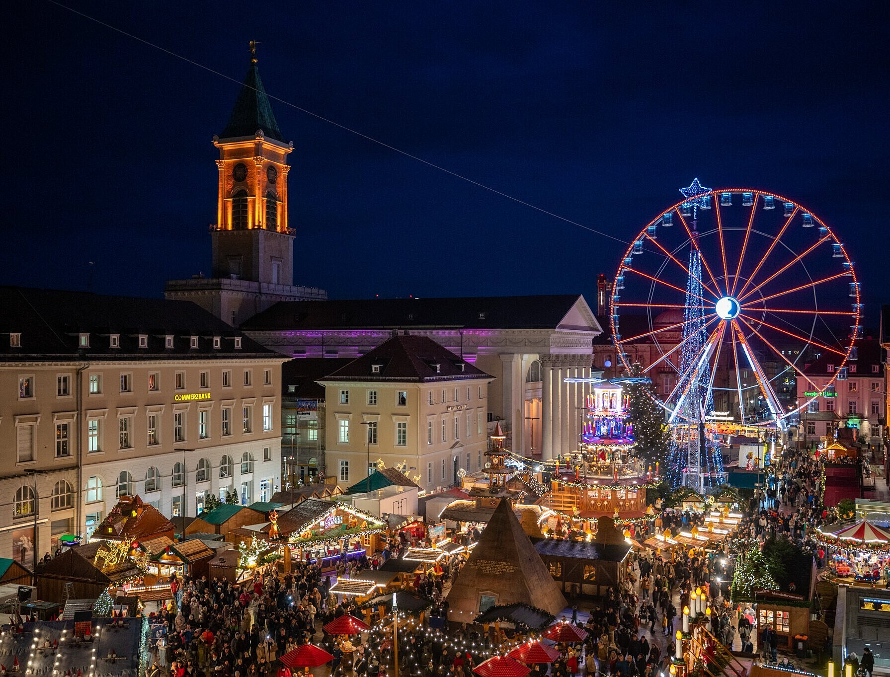 Blick von oben auf den Weihnachstmarkt am Marktplatz in abendlicher Lichtstimmung