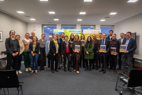 Mitarbeiterinnen und Mitarbeiter der ausgezeichneten Unternehmen kamen im Rathaus zusammen 