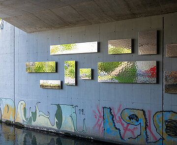 An der Eisenbahnüberführung Weiherfeldstraße befindet sich seit Kurzem eine Kachel-Installation.